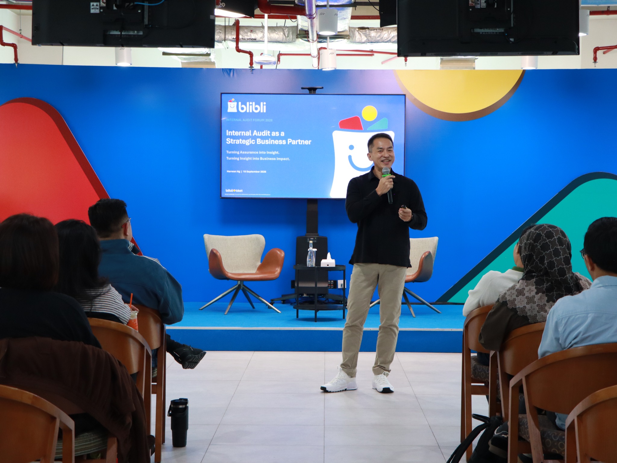 Herwan Ng presenting on Internal Audit as Strategic Business Partner at Blibli