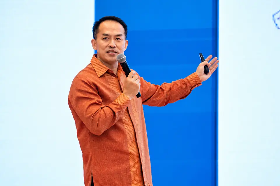 Herwan Ng presenting on leadership at LPDP